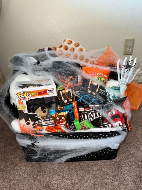 Essen, Men’s Halloween Spooky Basket, Boo Basket Inspiration, Spooky Basket Decoration, Him Gift Ideas, Halloween Hamper Ideas, Bf Halloween Basket, Mens Spooky Basket Boyfriend, Spooky Boo Basket