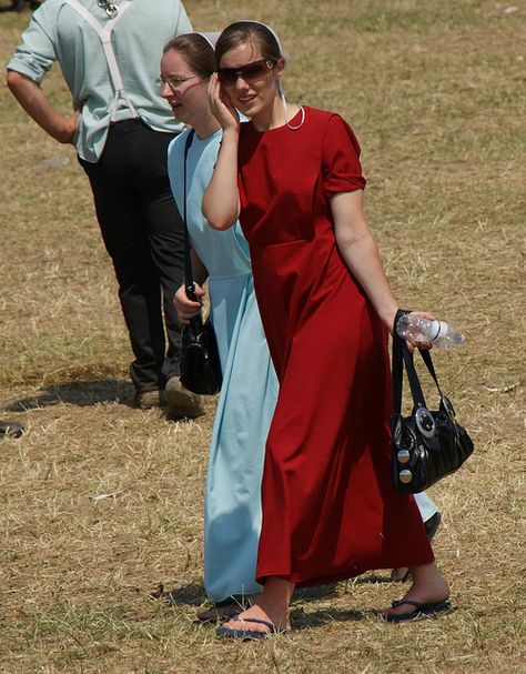 Amish Women Clothes, Mennonite Dress Ideas, Amish Women, Amish Dress, Mennonite Dress, Holmes County Ohio, Modest Chic, Old Order, Amish Family