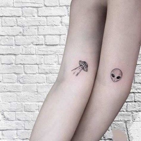 Minimal space ship and alien tattoo on the arm | www.otziapp.com Tattoo Placements, Ehe Tattoo, Tattoo Ideas For Couples, Lovely Tattoo, Maching Tattoos, Tattoo Amor, Ufo Tattoo, Matching Best Friend Tattoos, Bestie Tattoo