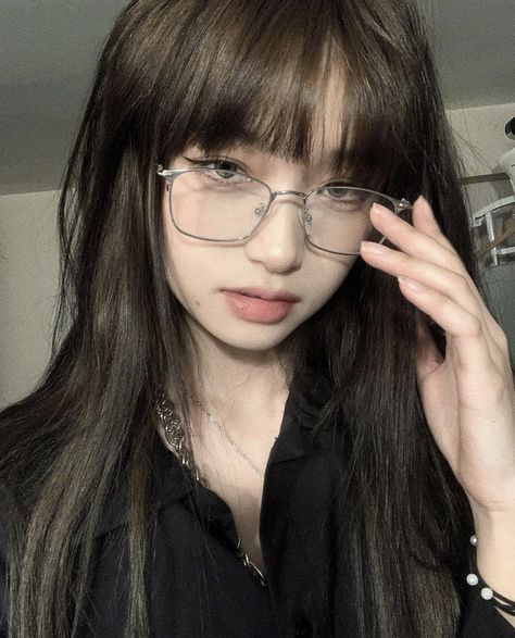 Ulzzang Glasses, Eyeglasses For Round Face, Glasses For Round Faces, Classy Glasses, Glasses Inspiration, Medium Long Haircuts, Hairstyles With Glasses, Glasses Makeup