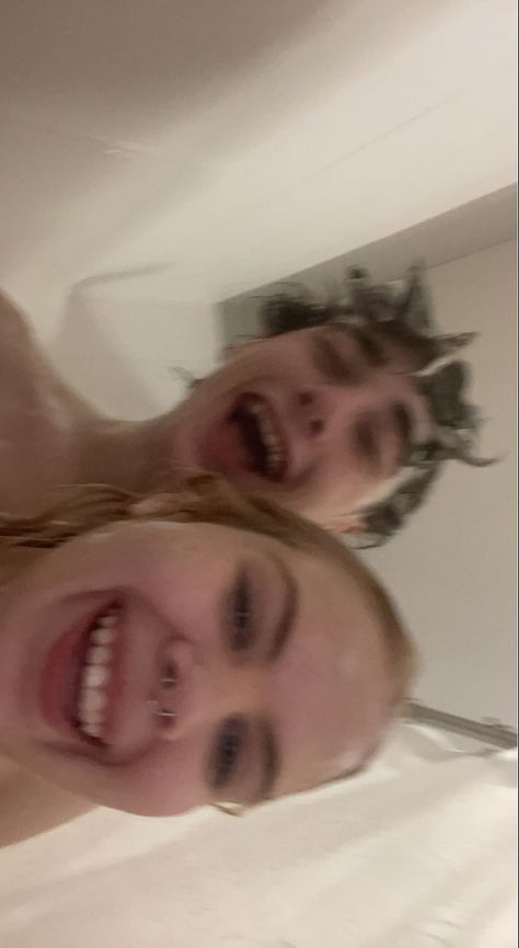 Cute Shower Pictures Couples, Couple Bath Aesthetic, Take A Shower Together Couple Aesthetic, Bathroom Romantic Couple Pic, Shower With Your Boyfriend, Taking Baths Together Couple, Realistic Couple Photos, Mirror Relationship Pics, Showering As A Couple