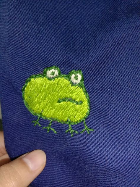 Frog Hand Embroidery, Cute Frog Embroidery, Frog Embroidery Simple, Frog From Peppa, Frogs Embroidery, Aesthetic Embroidery Designs, Frog Embroidery Pattern, Cute Embroidery Ideas, Frog Embroidery