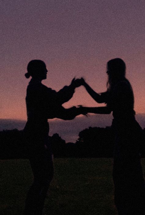 Friends Silhouette Aesthetic, Close Friends Aesthetic, Best Friend Sunset, Friendship Aesthetic, Friend Aesthetic, Best Fiends, Silhouette Pictures, Friend Photo, Aesthetic Sunset