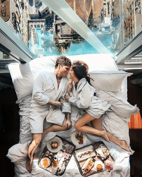 Creative Travel Couples on Instagram: “🍳 breakfast in hotel beds together 😍 ↡ ♡ We love this moment @partimetravelers created in Barcelona, Spain 🇪🇸 Remember to tag us or use…” Hotel Beds, Travel Couples, Romantic Couple Poses, Love Magazine, Instagram Breakfast, Lovely Smile, Couple Picture Poses, Cute Couple Poses, Couples Images