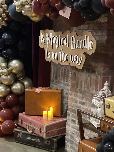 Harry Potter Themed Baby Shower Games, Harry Potter Baby Girl Nursery, Harry Potter Boy Nursery, Harry Potter Themed Gender Reveal Party, Babyshower Harry Potter, Baby Shower Themes Harry Potter, Harry Potter Theme Gender Reveal, Harry Potter Baby Shower Balloon Arch, Harry Potter Party Backdrop