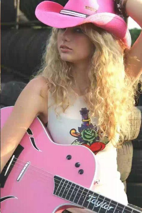 Pink Twitter, Estilo Cowgirl, Young Taylor Swift, Taylor Swift Photoshoot, Taylor Swift Fotos, Pink Guitar, Estilo Country, Estilo Taylor Swift, All About Taylor Swift