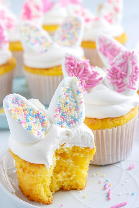 These Easter Bunny Cupcakes are just the cute treat the kids will love both making and eating for Easter. These cupcakes will turn heads and wake up taste buds with their smooth lemon flavor. Easter Cupcakes Decoration, Easter Cake Designs, Easter Cupcake Recipes, Easter Food Ideas, Easter Desserts Cake, Bunny Desserts, Easter Cupcakes Easy, Tårta Design, Cute Easter Desserts