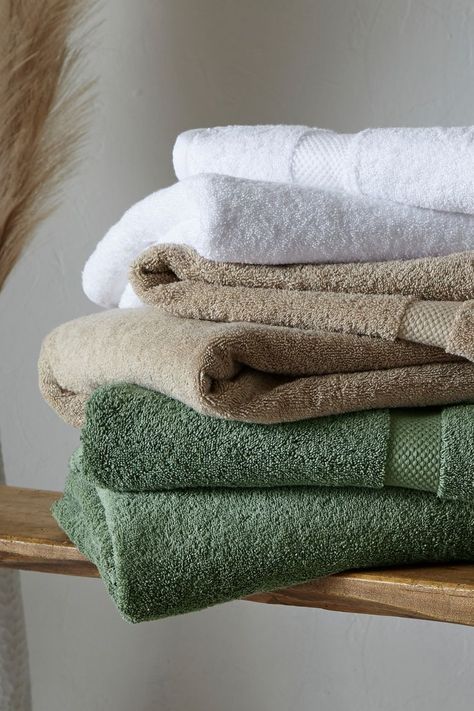 Green Towels In Bathroom, Luxury Towels Bathroom, Towel Colors For Bathrooms, Bathroom Towel Colors Scheme, Green Towels Bathroom, Towel Aesthetic, Bathroom Textiles, Feeling At Home, Towels Bathroom