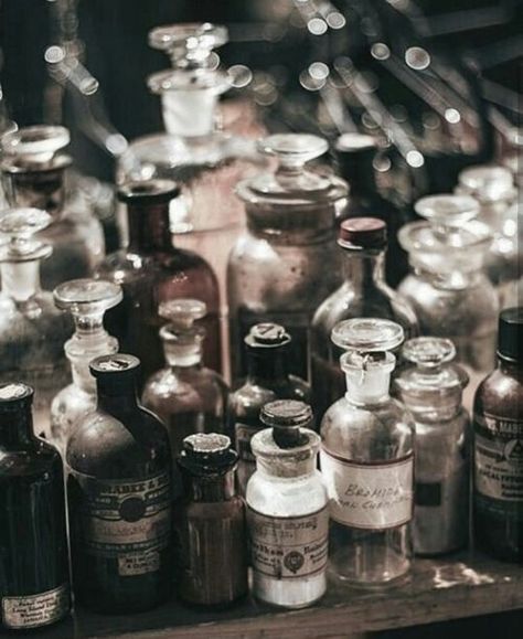 Potion bottles Harry Potter Photo Wall, Bellatrix Lestrange Aesthetic, Crown Aesthetic, Harry Potter Wall, Severus Rogue, Yennefer Of Vengerberg, Theme Harry Potter, Images Harry Potter, Aesthetic Kitchen