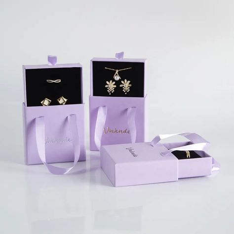 Earring Boxes Packaging, Purple Packaging Design, Creative Jewelry Packaging, Jewelry Packaging Ideas, Mockup Packaging Box, Box Packaging Templates, Luxury Brand Packaging, Lavender Jewellery, Jewelry Packaging Design