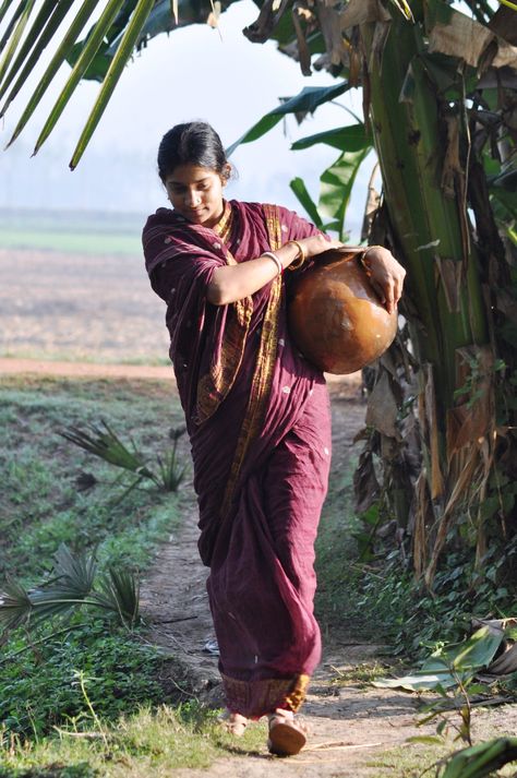 https://flic.kr/p/adYwiG | Indian Women | Taken in a village named samaspur in West Bengal (India). This women carry water for her family. This could seen in most villages in India. Croquis, Composition Painting, Human Figure Sketches, Indian Women Painting, Village Photos, Art Village, Village Photography, India Photography, India Culture