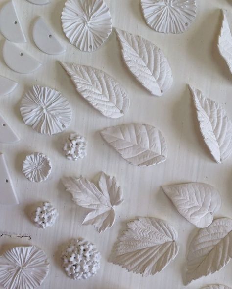 Long dreamed to make leaves from porcelain clay and finally dare🐇))) They today went through 🤞biscuit firing🤞 and are already cooled in the… Nature, Pottery Leaves, Ceramic Leaves, Clay Leaves, Aspen Leaf, Sculpture Art Clay, Art Gcse, Clay Diy Projects, Clay Diy