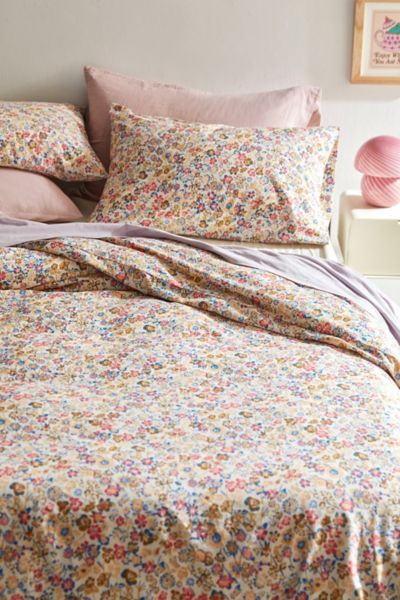 Drift off in a bed of flowers with this duvet set in breezy cotton percale. Featuring ditsy florals printed allover, this duvet set includes all you need for a coordinated bedding look with a matching duvet cover and pillowcase in luxe cotton percale. Available exclusively at Urban Outfitters. Features Patterned duvet set from UO Home in our signature breezy cotton percale Finished with allover ditsy florals Coordinate your bedding look with this matching duvet cover and pillowcase set Hidden bu Chambre Inspo, Flower Duvet Cover, Patterned Duvet, Flower Duvet, Uo Home, Bed Springs, Floral Bedding, Floral Duvet, Room Makeover Bedroom