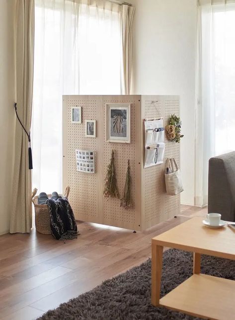 Home Office Separator Ideas, Diy Office Partition Ideas, Desk Partitions Diy, Room Divider Office Space, Desk Privacy Panel Diy, Diy Cubicle Wall, Home Office Partition, Home Office Divider, Home Cubicle