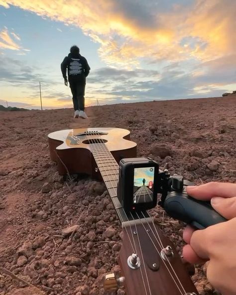 Drummer Photoshoot Ideas, Guitar Photoshoot Ideas, Records Photoshoot, Music Video Ideas Creative, Musician Photoshoot Ideas, Music Photography Creative, Musician Poses, Guitar Photoshoot, Instrument Photography