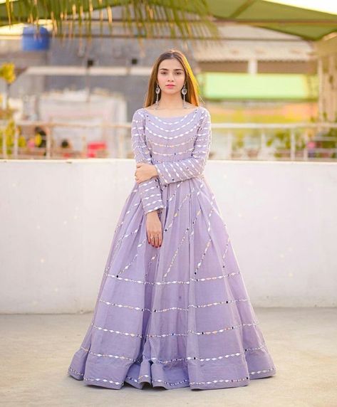 Indian Party Wear Gowns, Gown Dress Design, Mirror Work Dress, मेहंदी डिजाइन, Function Dresses, Chiffon Frocks, Party Wear Gown, Frocks Designs, Beautiful Pakistani Dresses