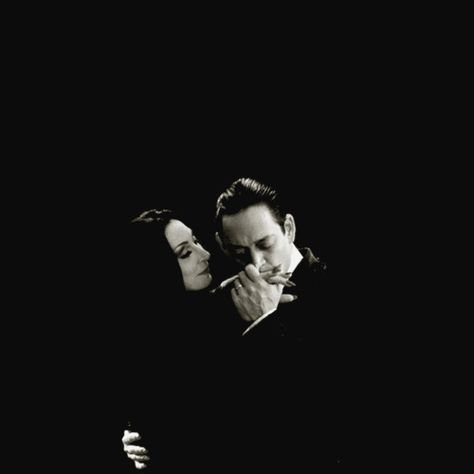 Gomez and Morticia Addams Los Addams, Raul Julia, Addams Familie, Gomez And Morticia, Gomez Addams, Anjelica Huston, Morticia Addams, Septième Art, Adams Family