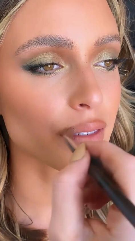 Neutral Green Eyeshadow, Olive Smokey Eye Makeup, Green Eyeshadow Looks For Brown Eyes, Amber Eyes Makeup, Olive Green Eye Makeup, Olive Green Makeup Look, Olive Green Makeup, Night Glam Makeup, Green Eye Look