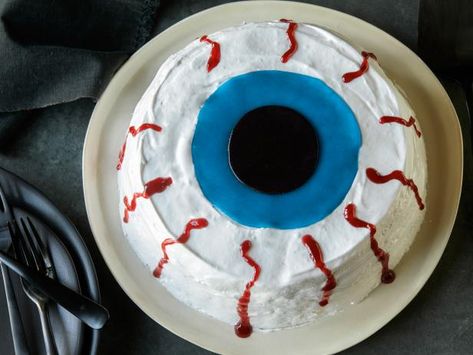 This eyeball cake with marshmallow ftosting is the stuff of Halloween nightmares: When you slice into it, a gush of raspberry jam flows out. Halloween Party Ideas, Creepy Food, Spooky Halloween Food, Taffy Candy, Lava Cake Recipes, Marshmallow Frosting, Baking Inspiration, Halloween Baking, Recipes Dinners