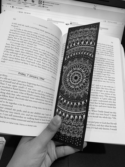 black and white bookmark Bookmark Pencil Drawing, Book Marks Black And White, Bookmarks Handmade Black, Mandala Bookmark Ideas, Indian Bookmarks, White Mandala On Black Paper, Black Bookmarks, Black And White Bookmarks, Bookmark Mandala