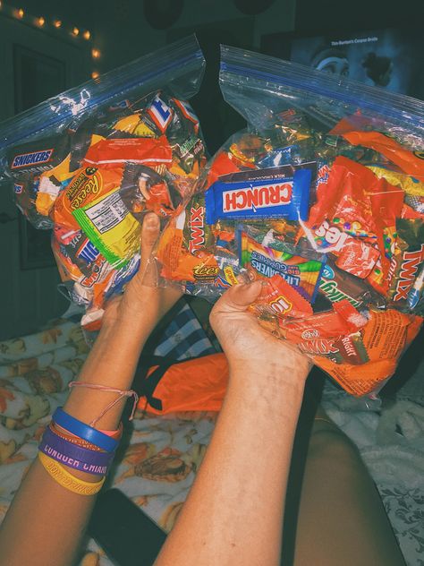 Junk Food Snacks Aesthetic, Halloween Sleepover, Romantic Dinner Decoration, Teen Sleepover, Halloween Date, Fall Friends, Halloween Movie Night, Bonbon Halloween, Backyard Movie Nights