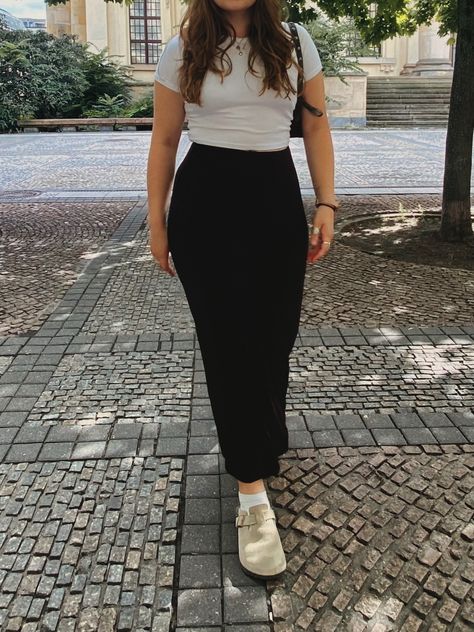 Mid Length Skirts Aesthetic, Berlin, Black Midi Skirt Outfit Autumn, Black Midaxi Skirt Outfit, Outfit Ideas Mid Twenties, King Black Skirt Outfit, Midi Skirt Trainers Outfit, Black Midi Skirt Casual Outfit, Black Jersey Skirt Outfit