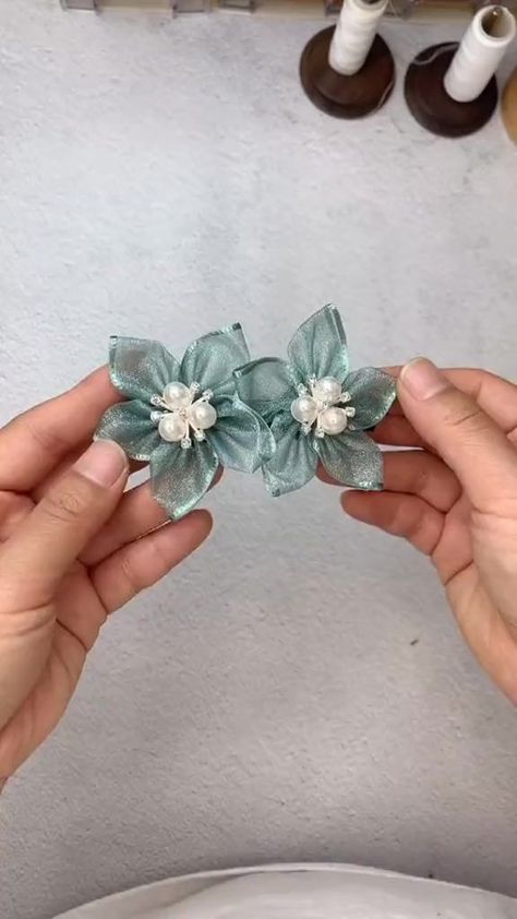 Simpul Pita, Ribbon Flowers Diy, Diy Hair Accessories Ribbon, Buat Pita, Diy Flores, Making Fabric Flowers, Ribbon Crafts Diy, Bows Diy Ribbon, Fabric Flower Tutorial