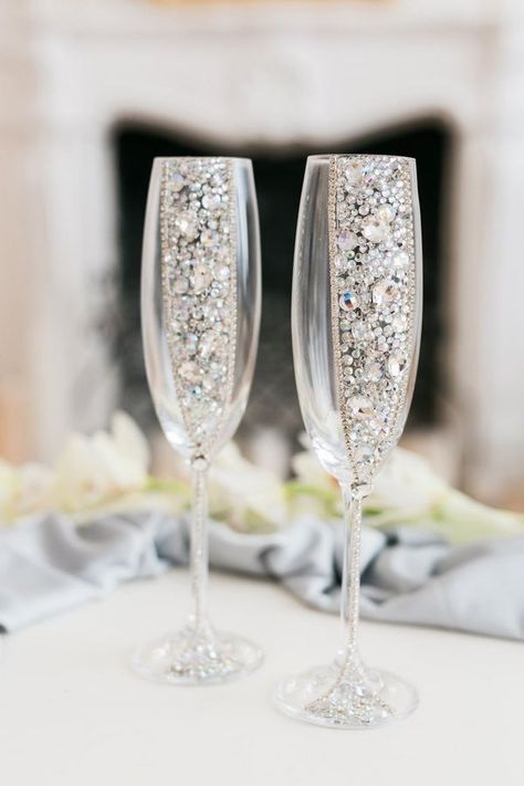 Wedding Champagne Flutes Diy, Wedding Glasses Diy, Champagne Glasses Decorated, Silver Wedding Decorations, Wine Glass Decor, Wedding Toasting Glasses, Wedding Wine Glasses, Toasting Flutes Wedding, Bride And Groom Glasses