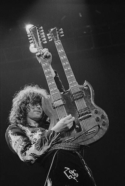 Jimmy Page Drawing, Led Zeppelin Wallpaper Iphone, Jimmy Page Wallpaper, Jimmy Page 70s, Rock And Roll Wallpaper, Rock Music Wallpaper, Gibson Double Neck, Jimmy Page Young, 70s Guitar
