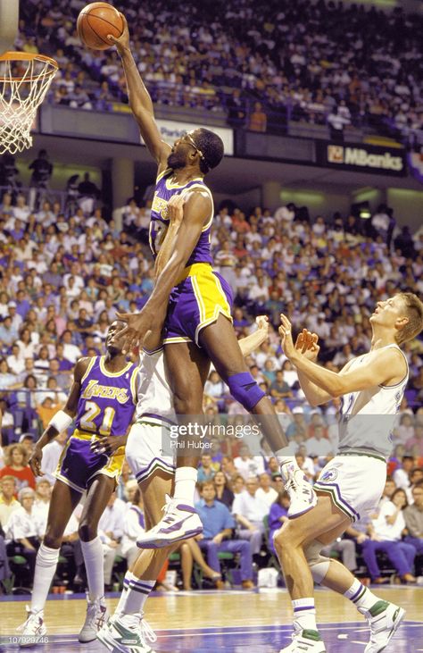 Showtime Lakers, 80s Sports, James Worthy, Basketball Photos, Lakers Basketball, Basketball History, Nba Art, Basketball Is Life, Basketball Photography