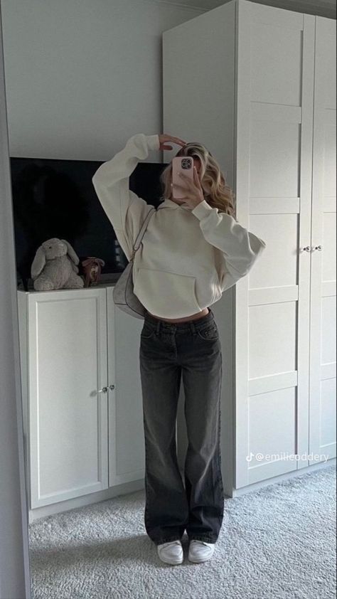 Simple Elegance Style Casual, School Outfits Highschool Comfy, Lazy Chic Outfit, Staylesh Girl, Hip Dip Outfits, Late 20s Outfits, Cool Day Outfit, White Jumper Outfit, Basic Winter Outfits