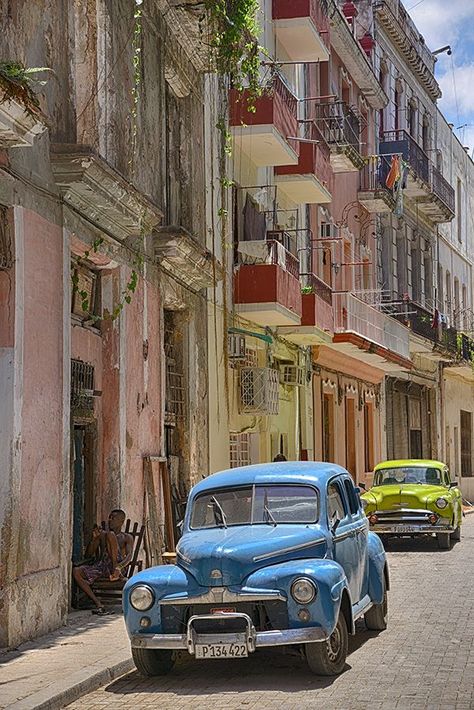 Havanna Cuba, Cuban Cars, Cuba Photography, Photo Documentary, Building Sketch, His Dark Materials, Interesting Buildings, Model Paint, 수채화 그림