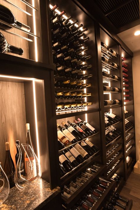 Modern Wine Cellar, Zigarren Lounges, Wine Storage Wall, Contemporary Wine Cellar, Wine Room Design, Wine Cellar Basement, Glass Wine Cellar, Bar In Casa, Wine Closet
