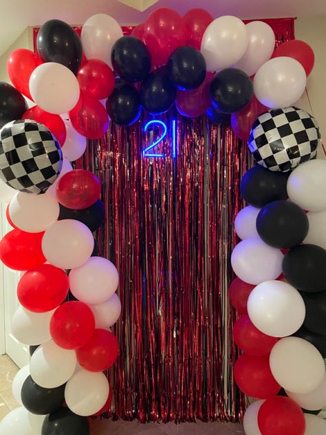 Racing theme balloon arrangment fast and furious birthday 21st birthday Car Themed Sweet 16, Mercedes Benz Birthday Party Ideas, F1 Racing Birthday Theme, Drag Race Theme Party, Fast And Furious Bday Party, Mustang Theme Birthday Party, Ferrari Party Decoration, F1 Birthday Party Ideas Ferrari, Fast And The Furious Birthday Party