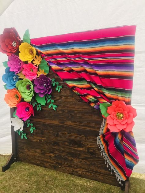 Sarape Backdrop, Mexican Rehearsal Dinner Decor, Mexican Themed Sweet 16, Mexican Fiesta Dresses For Women, Mexican Theme 40th Birthday Party, Taco Themed Wedding Reception, Diy Mexican Backdrop, Mexican Party Elegant, Fiesta Sweet 16