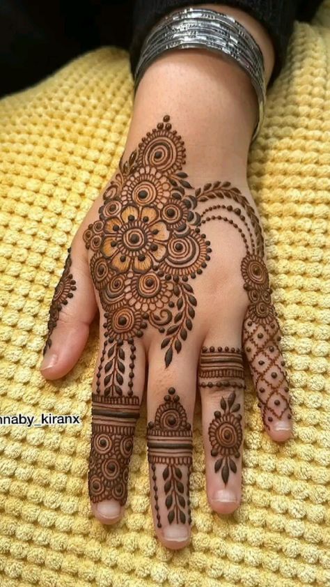 Easy Simple Back Hand Mehndi Designs, Simple Mehndi Designs Front Hand Full, Bridal Mehndi Hands, Simple Mehndi Designs Easy Back, Simple Mehndi Designs Front Hand Easy, Mehndi Designs Leg, Full Hand Mehndi Designs Simple, Mehndi Outfit For Bride, Henna Flowers Designs