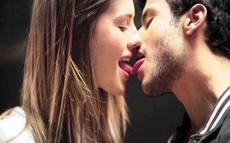 Kissing Vedio, Lizard Kiss, Kiss Meaning, Quotes Valentines Day, Kiss Cam, Types Of Kisses, Kiss Images, Kissing Gif, Romantic Kiss