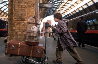 Harry Potter at the train station with his trolley and Hedwig in her cage Hogwarts Online, Harry Potter Trunk, Harry Potter Train, Philosophers Stone, Buku Harry Potter, The Sorcerer's Stone, Hogwarts Aesthetic, Harry Potter Tumblr, Harry Potter Pictures