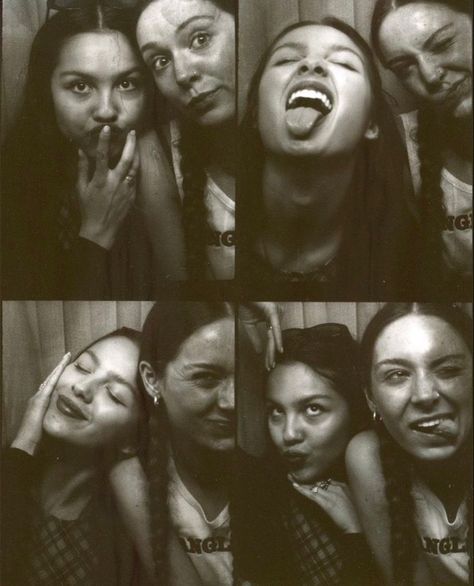 olivia rodrigo holly humberstone photobooth Holly Humberstone, Vintage Photo Booths, Photobooth Pictures, 사진 촬영 포즈, Angel Girl, Foto Poses, Friend Photoshoot, Foto Inspiration, Instagrammer