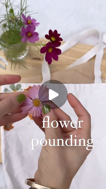 Flower Pounding On Fabric Tutorial, Flower Pounding On Fabric, Printing With Flowers, Leaf Pressing, Pounded Flowers, Flower Pounding, Hammered Flowers, Pressing Flowers, Stamp Print