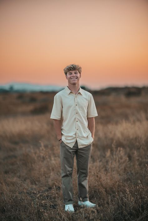 Boy Senior Picture Outfit Ideas, Mens Senior Photo Outfits, Single Guy Photoshoot, Guy Portrait Poses, Sr Picture Ideas For Guys, Senior Picture Outfits For Guys 2023, Individual Photo Poses Men, Senior Picture Pose Ideas For Guys, Senior Picture For Guys