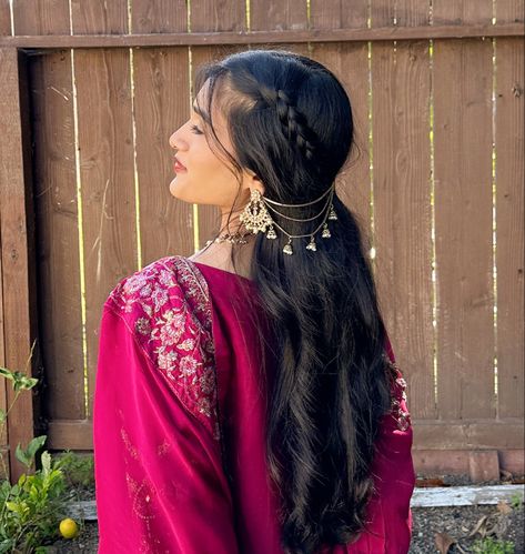 Hair Styles For Desi Wedding, Desi Hair Accessories, Hairstyles With Earrings, Indian Aesthetic Hairstyles, Kaan Chain Hairstyles, Sahara Jhumka Hairstyle, Desi Aesthetic Hairstyles, Hairstyles On Indian Outfits, Earchain Indian Hairstyle