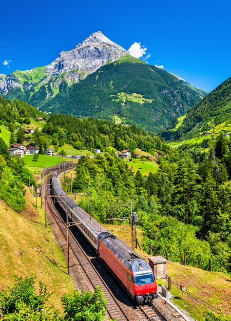 Switzerland is an perfect country for Instagram lovers and hunters for beautiful views. Nature, Switzerland Travel Summer, Places In Switzerland, Scenic Train Rides, Travel Destinations Bucket Lists, St Moritz, Switzerland Travel, Train Journey, Instagrammable Places