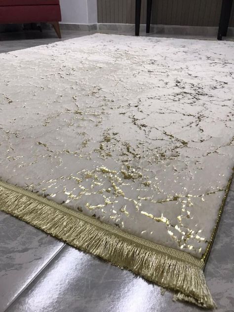 Gold And White Rug, White And Gold Rug Living Room, White And Golden Bedroom, Gold Carpet Living Room, White And Gold Rug, Gold And Silver Living Room, White And Gold Living Room Ideas, Luxury Carpet Design, Beige And Gold Living Room