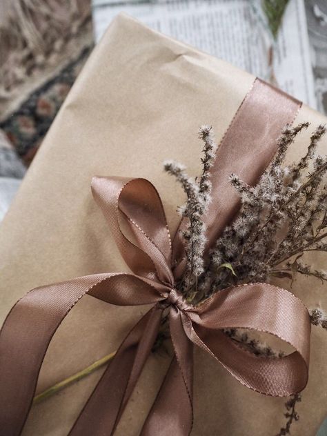 Modern Gift Wrap, Christmas Gift Wrapping Ideas, Brown Paper Wrapping, Elegant Gift Wrapping, Wedding Blush, Gift Wrapping Inspiration, Gift Wraping, Wedding Gift Wrapping, Gift Wrapping Ideas