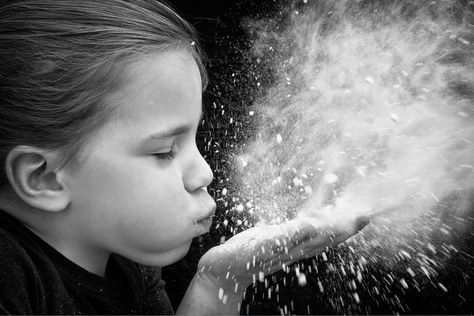 Blowing Flour Frozen Motion Photography, Slow Shutter Speed Photography, High Shutter Speed, Stop Motion Photography, Bubbles Photography, Speed Photography, Movement Photography, Shutter Speed Photography, High Speed Photography