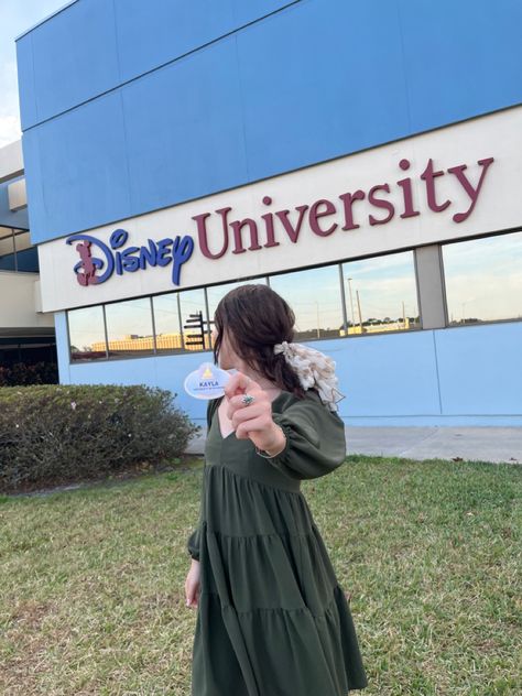 Disney University, Disney Worker Aesthetic, Working At Disney Aesthetic, Disney Cast Member Aesthetic, Disney College Program Aesthetic, Wdw Aesthetic, Alien Superstar, Vision Board Pics, Disney College Program