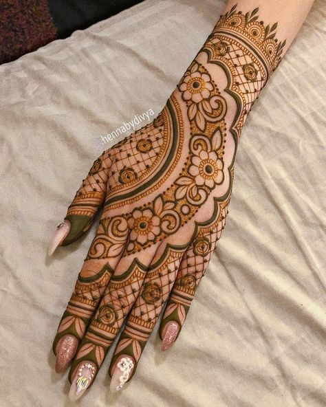 6 Latest Simple Mehndi Designs For The Minimalist Brides This Summer Bodypainting, Arm Henna, Henne Tattoo, Easy Mehndi Designs, Tato Henna, Mehndi Designs 2018, Henna Art Designs, Full Hand Mehndi, Bridal Henna Designs