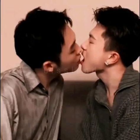 Pin on Musicos/ Atores/ Atrizes Boy Kissed A Boy, Hanafuda Brothers Kiss, Gay Couple Korean Boys, Gay Asian Couple, Ulzzang Gay Kiss Video, Korean Gay Couple, Gay Dads Korean, Two Boys Kissing, Asian Gay Couple