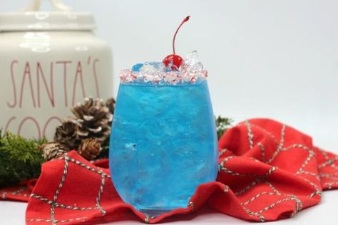 Frosty the Snowman Cocktail | Winter Cocktails | Blue Cocktails | Holiday Cocktails | Christmas Cocktails | Peppermint Cocktails | Coconut Rum Cocktail | Schnapps Cocktail | Candy Cane Cocktail | #cocktail #recipe #holidays #Christmas #peppermint Christmas Cocktails Peppermint, Peppermint Cocktails, Snowman Cocktail, Candy Cane Cocktail, Peppermint Cocktail, Coconut Rum Cocktail, Holiday Cocktails Christmas, Cocktails Christmas, Vodka Recipes Drinks